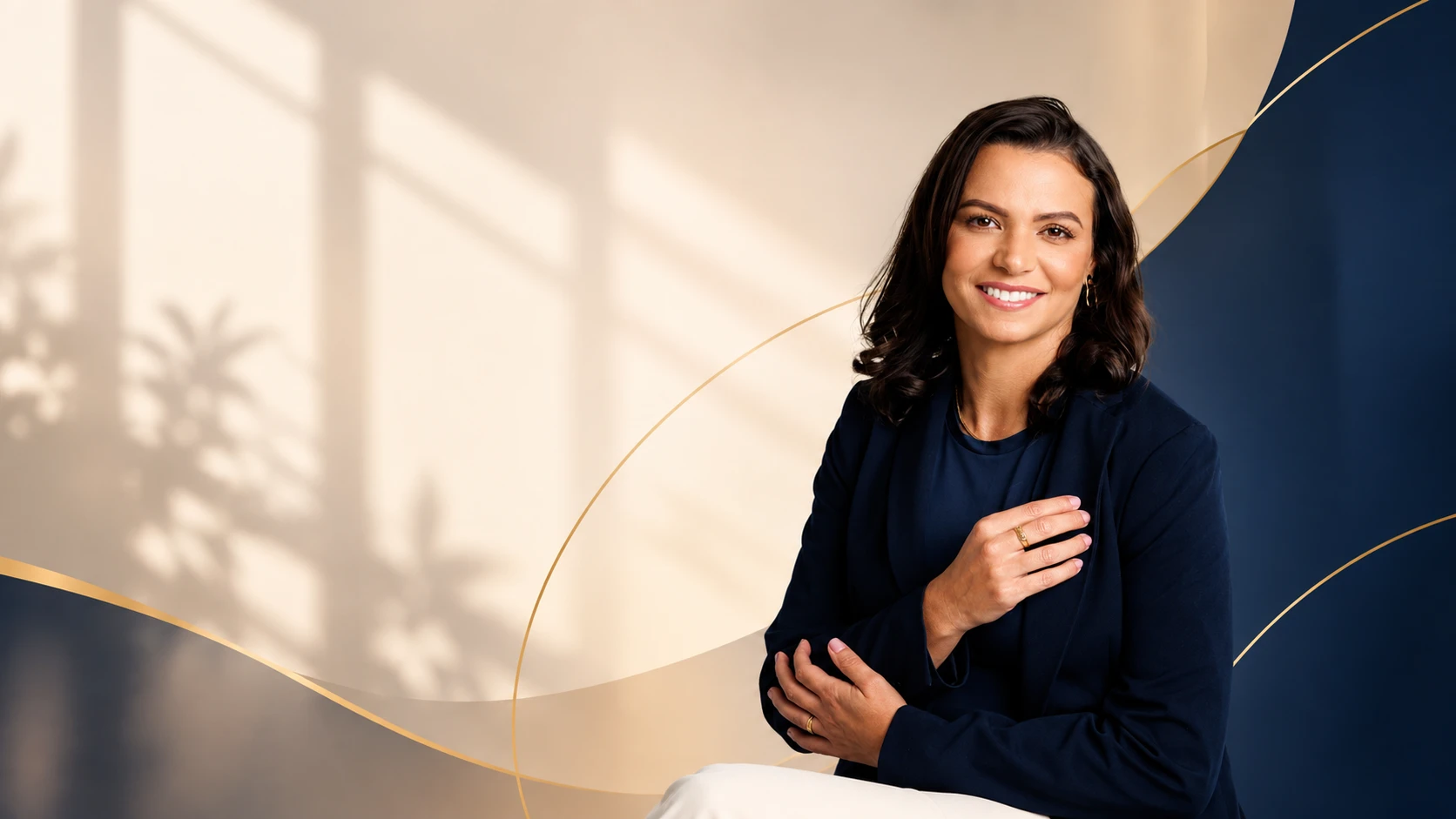 Rosa sorrindo, sentada, com a mão no peito